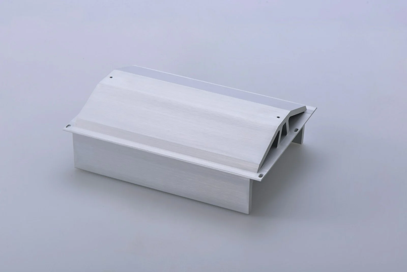 Een aluminium profiel met zichtbare doorsnede