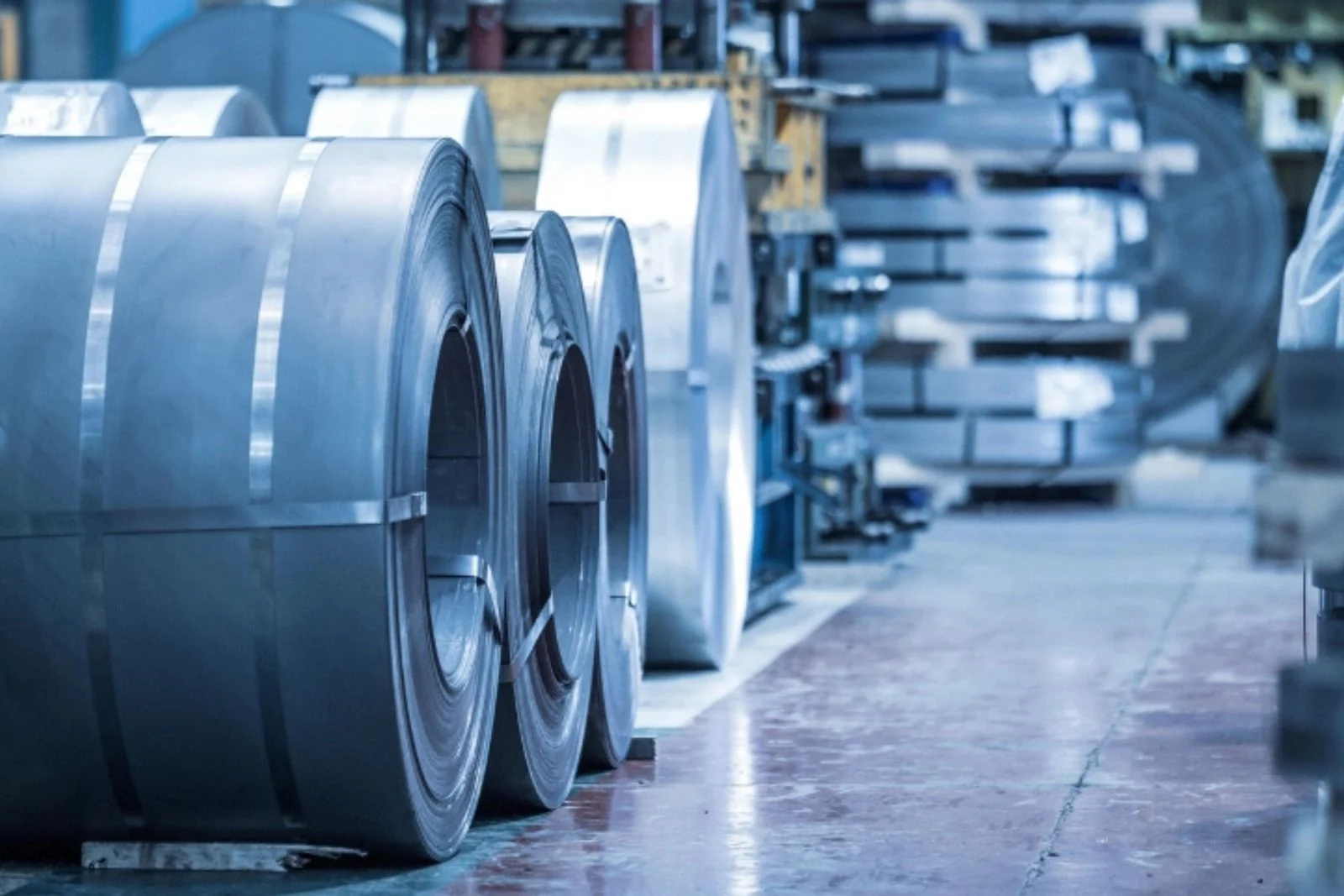 Rollen plaatstaal in een fabriek