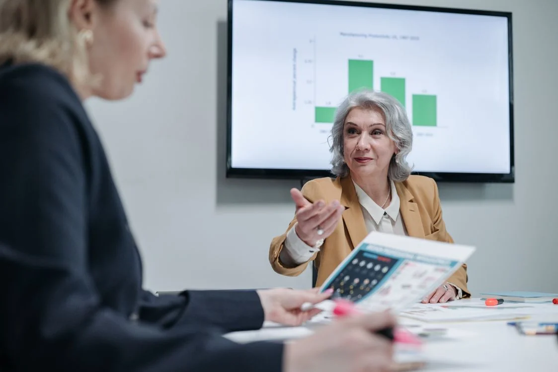Twee professionals bespreken informatie op kantoor